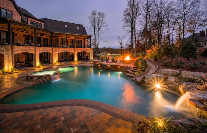 The Benefits of Building a Custom Swimming Pool for Your Outdoor Space